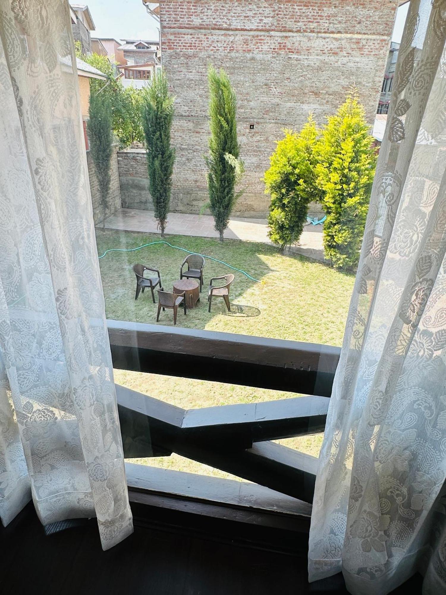 The Chinar Retreat Hut Hotell Srīnagar Eksteriør bilde